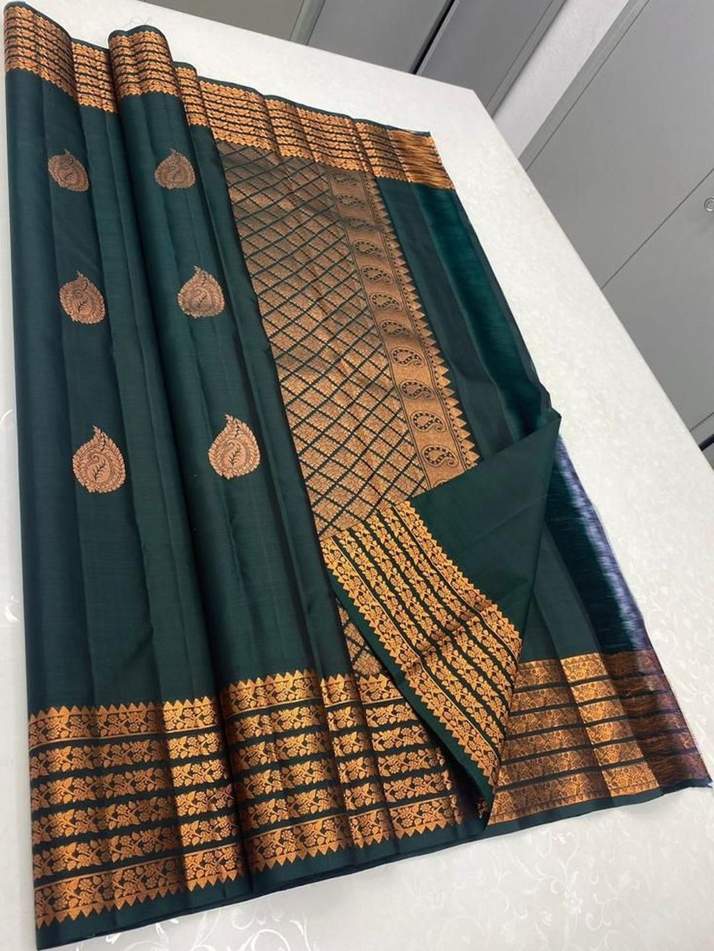 Dhimhi Women's Ethnic Motifs Woven Design Zari Kanjeevaram Saree