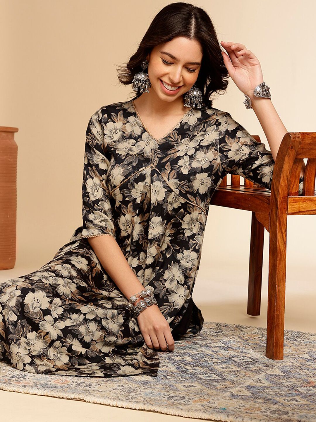 Black & White Floral Printed V-Neck Gotta Patti Straight Kurta