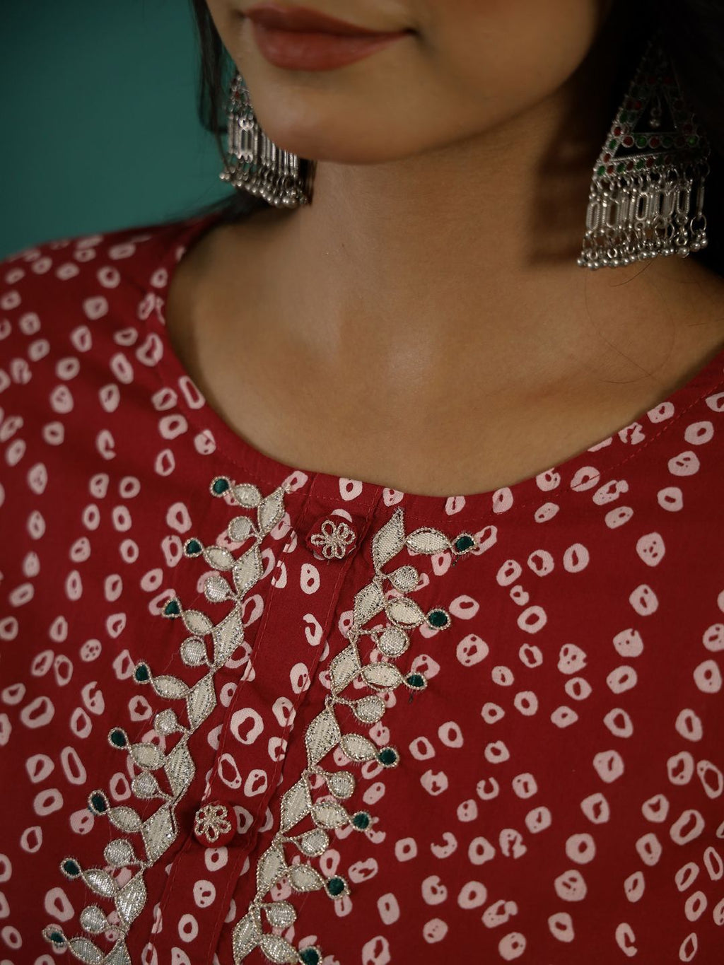 Red & white Bandhani Printed Gotta Patti Round Neck Pure Cotton Straight Kurta