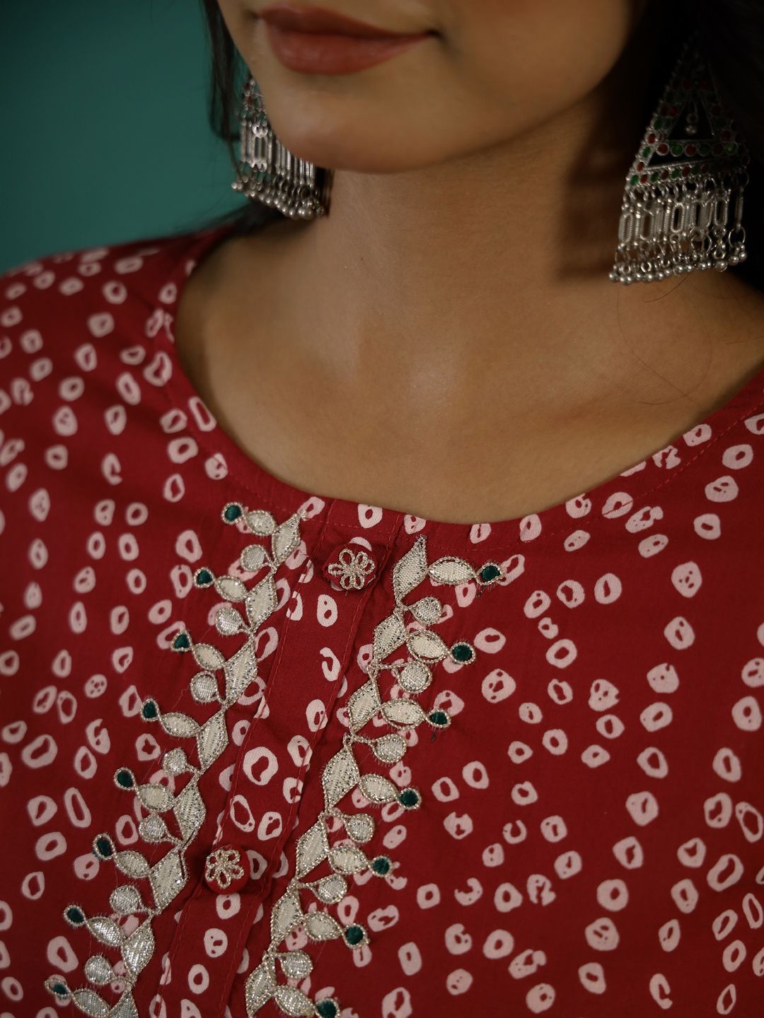 Red & white Bandhani Printed Gotta Patti Round Neck Pure Cotton Straight Kurta