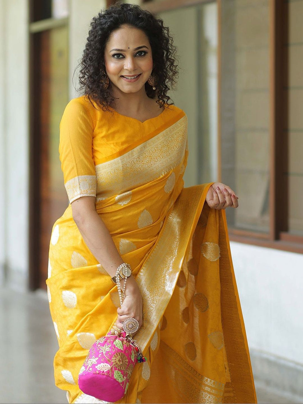 Dhimhi Women's Ethnic Motifs Silk Blend Saree