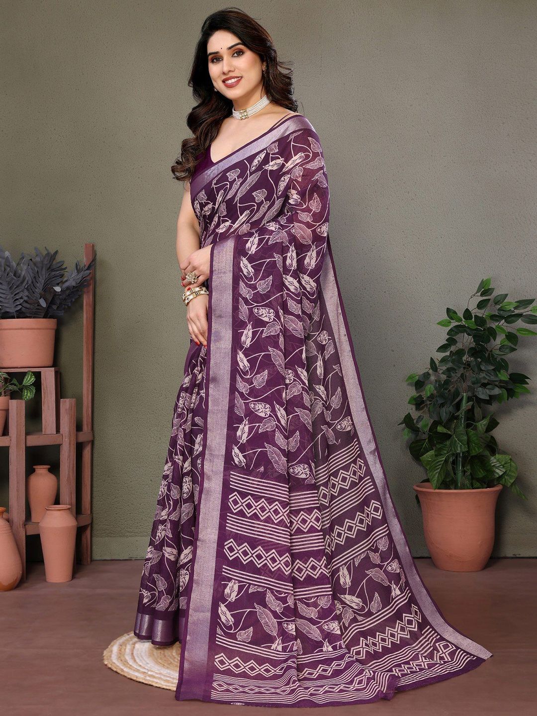 Dhimhi Women's Floral Zari Linen Blend Saree