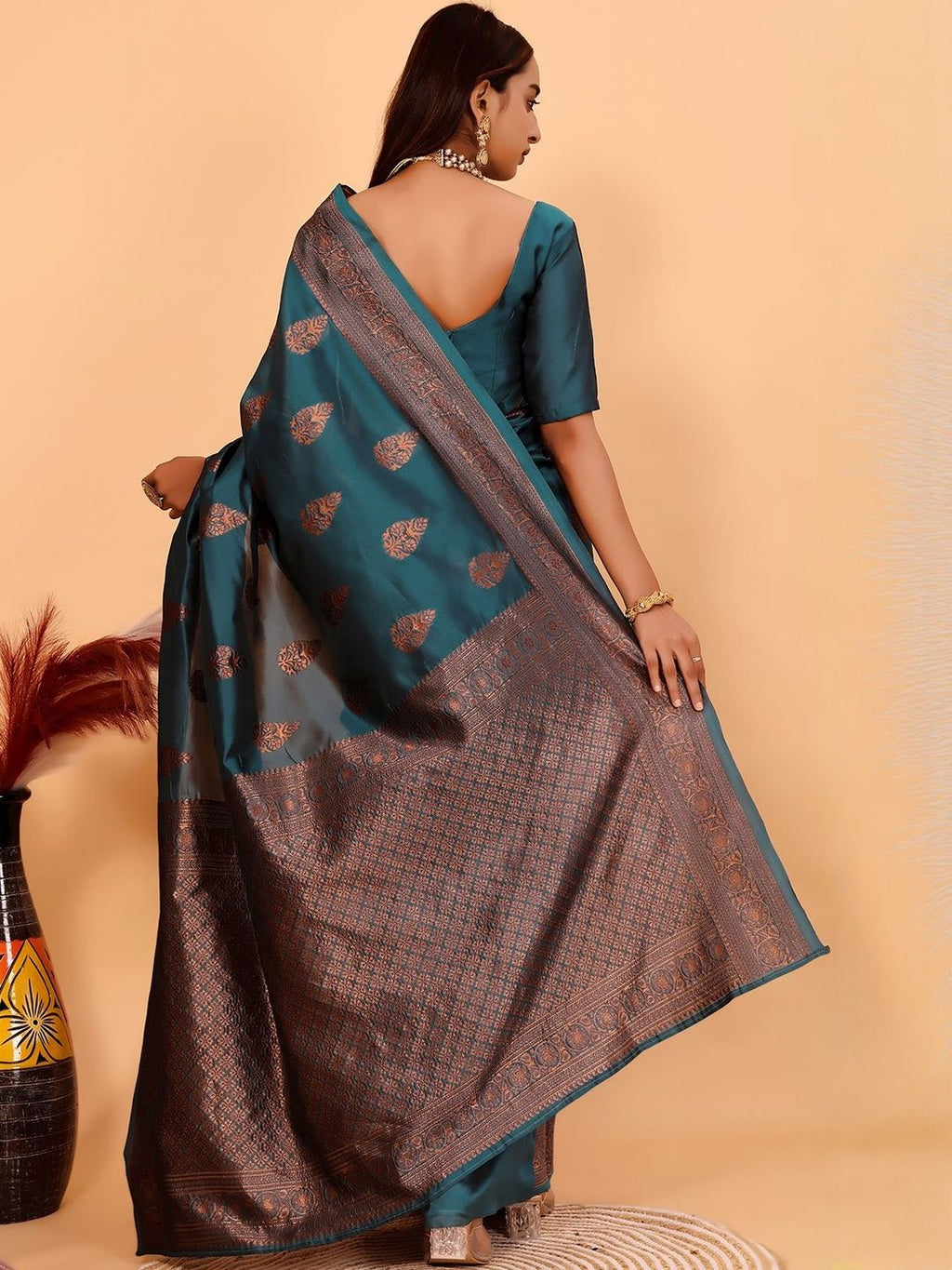 Dhimhi Women's Ethnic Motifs Woven Design Zari Banarasi Saree