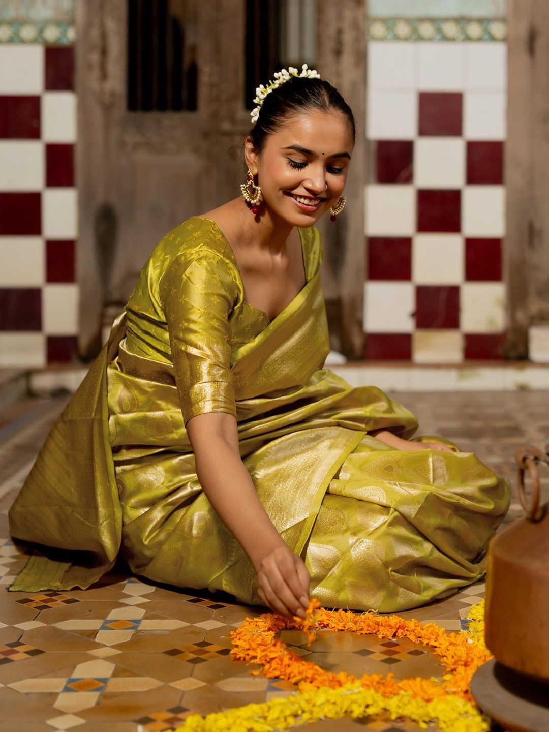 Dhimhi Women's Woven Design Zari Banarasi Saree