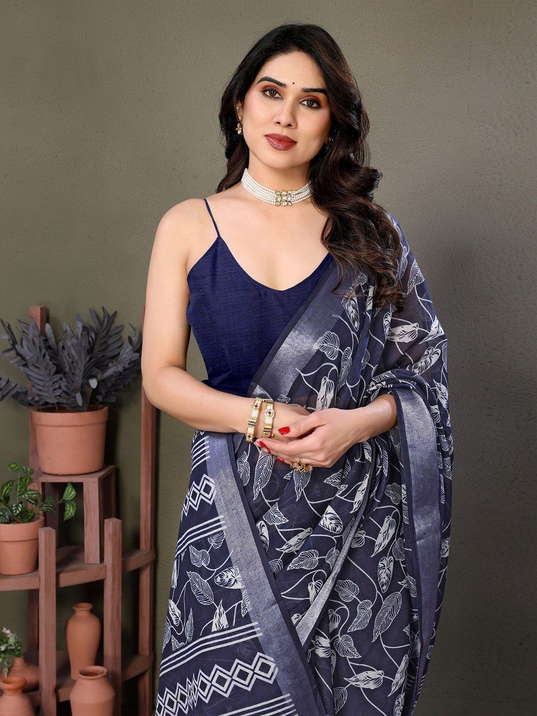 Dhimhi Women's Floral Zari Linen Blend Saree