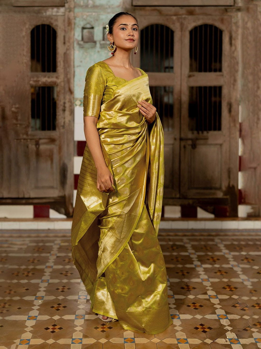Dhimhi Women's Woven Design Zari Banarasi Saree