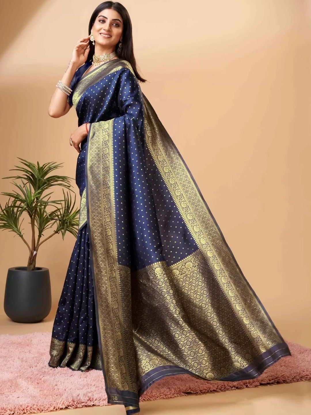 Dhimhi Women's Woven Design Zari Saree
