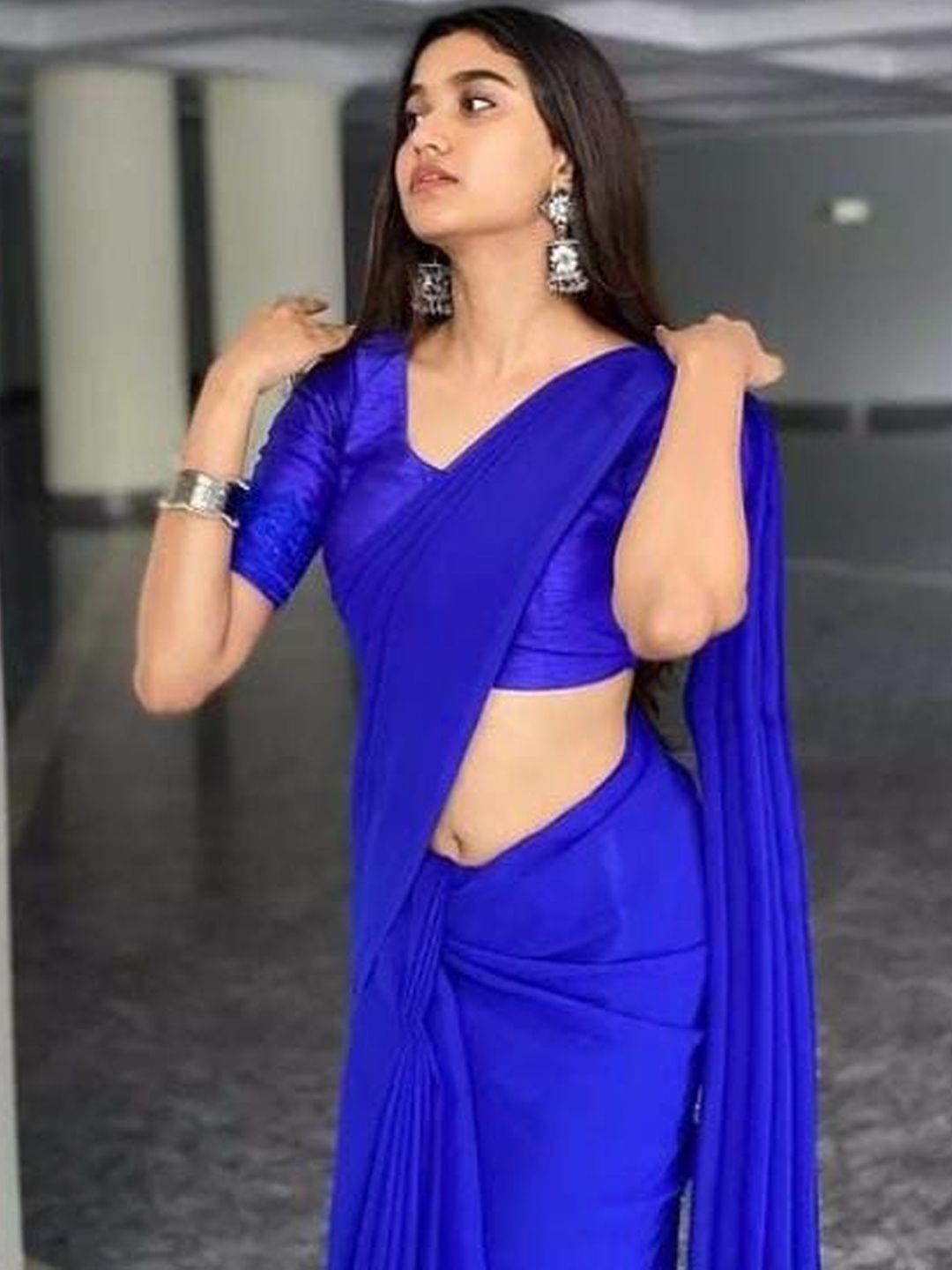 Dhimhi Women's Blue Poly Georgette Solid Sarees