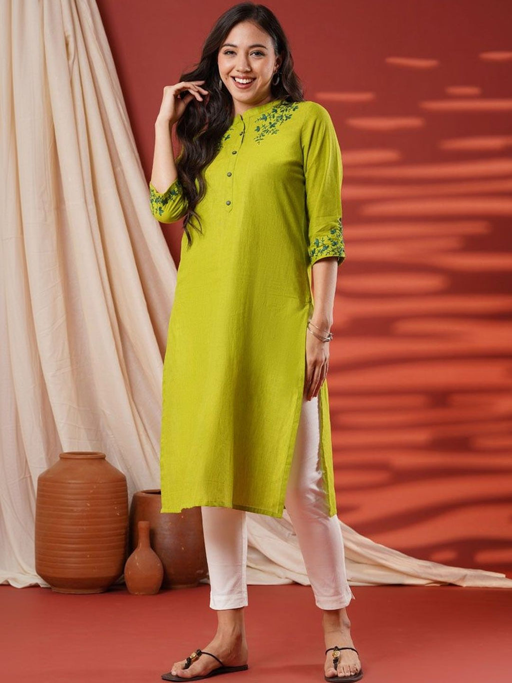 Women Embroidered Thread Work Kurta