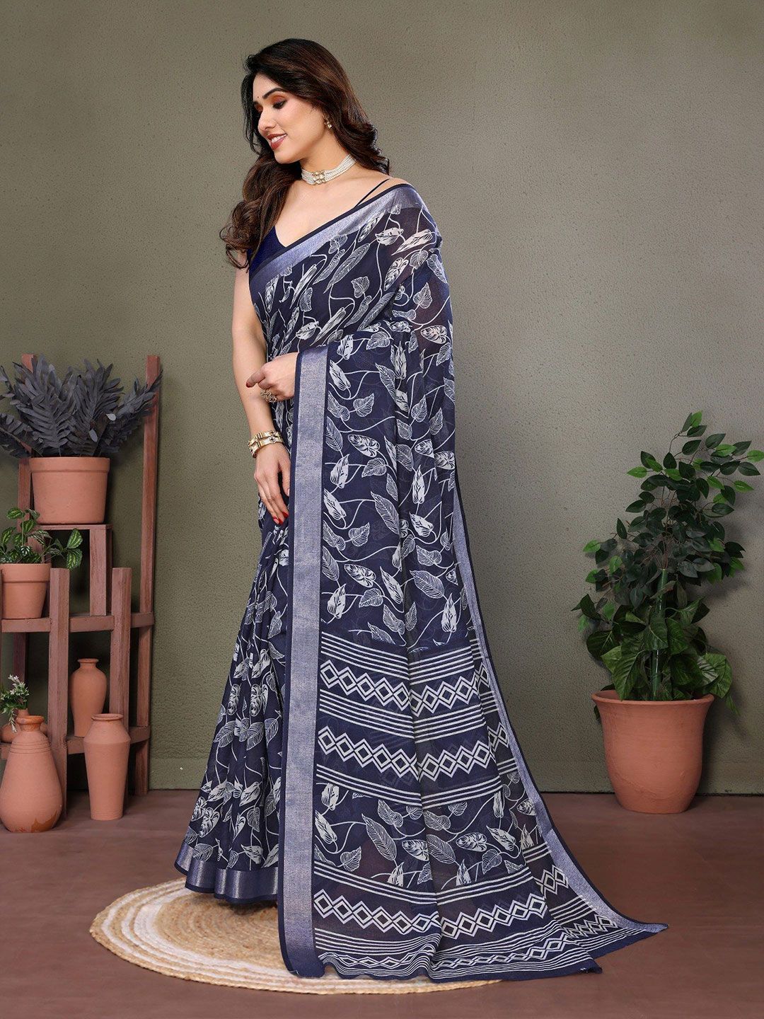 Dhimhi Women's Floral Zari Linen Blend Saree