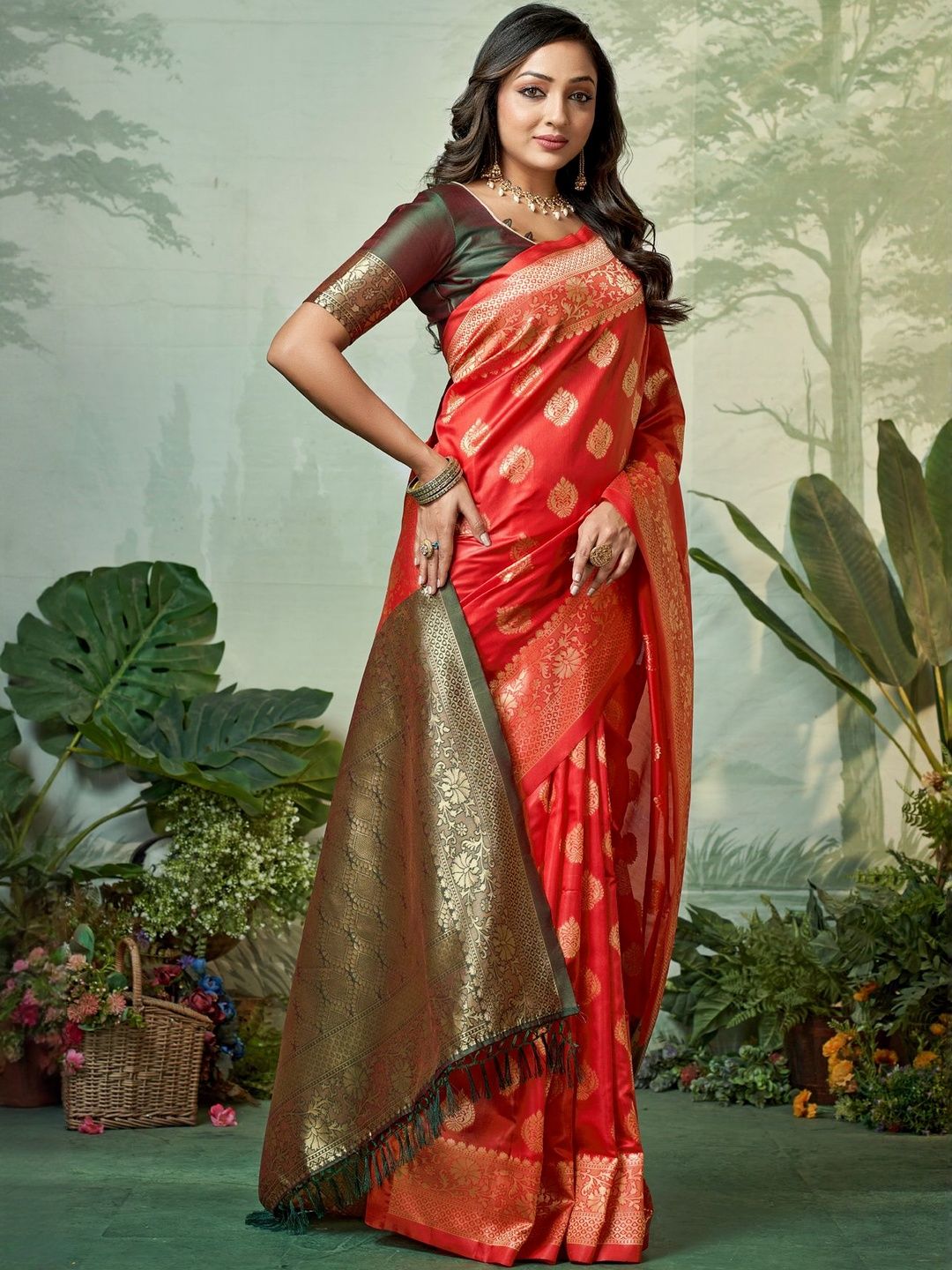 Dhimhi Women's Woven Design Zari Banarasi Saree