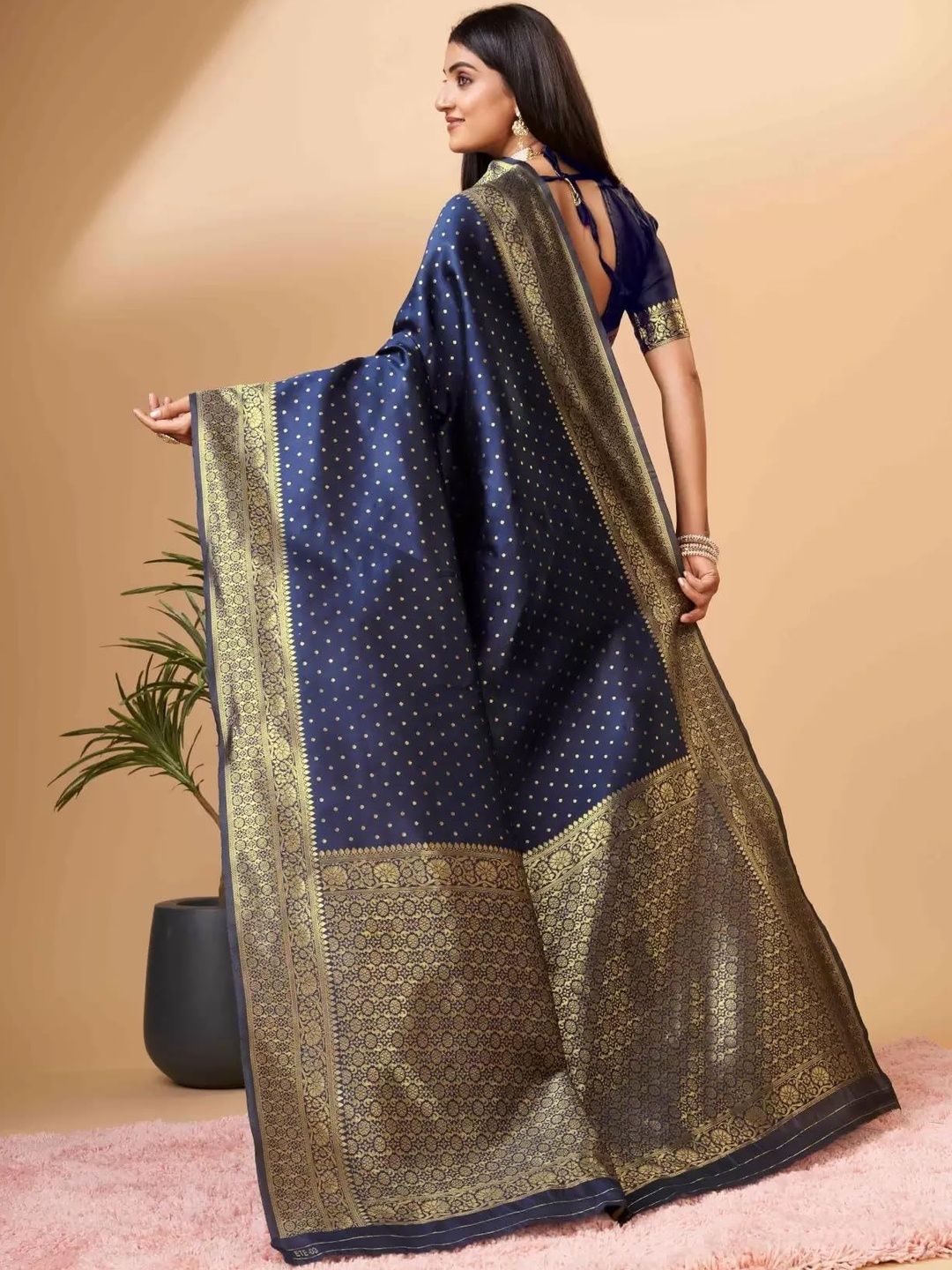 Dhimhi Women's Woven Design Zari Saree