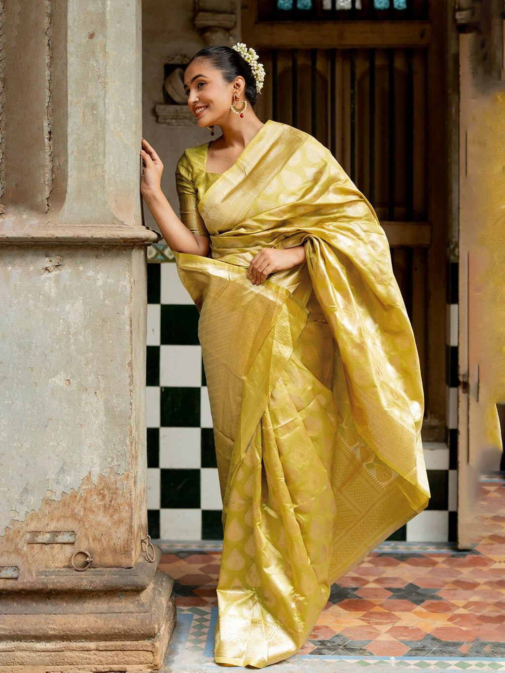 Dhimhi Women's Woven Design Zari Banarasi Saree