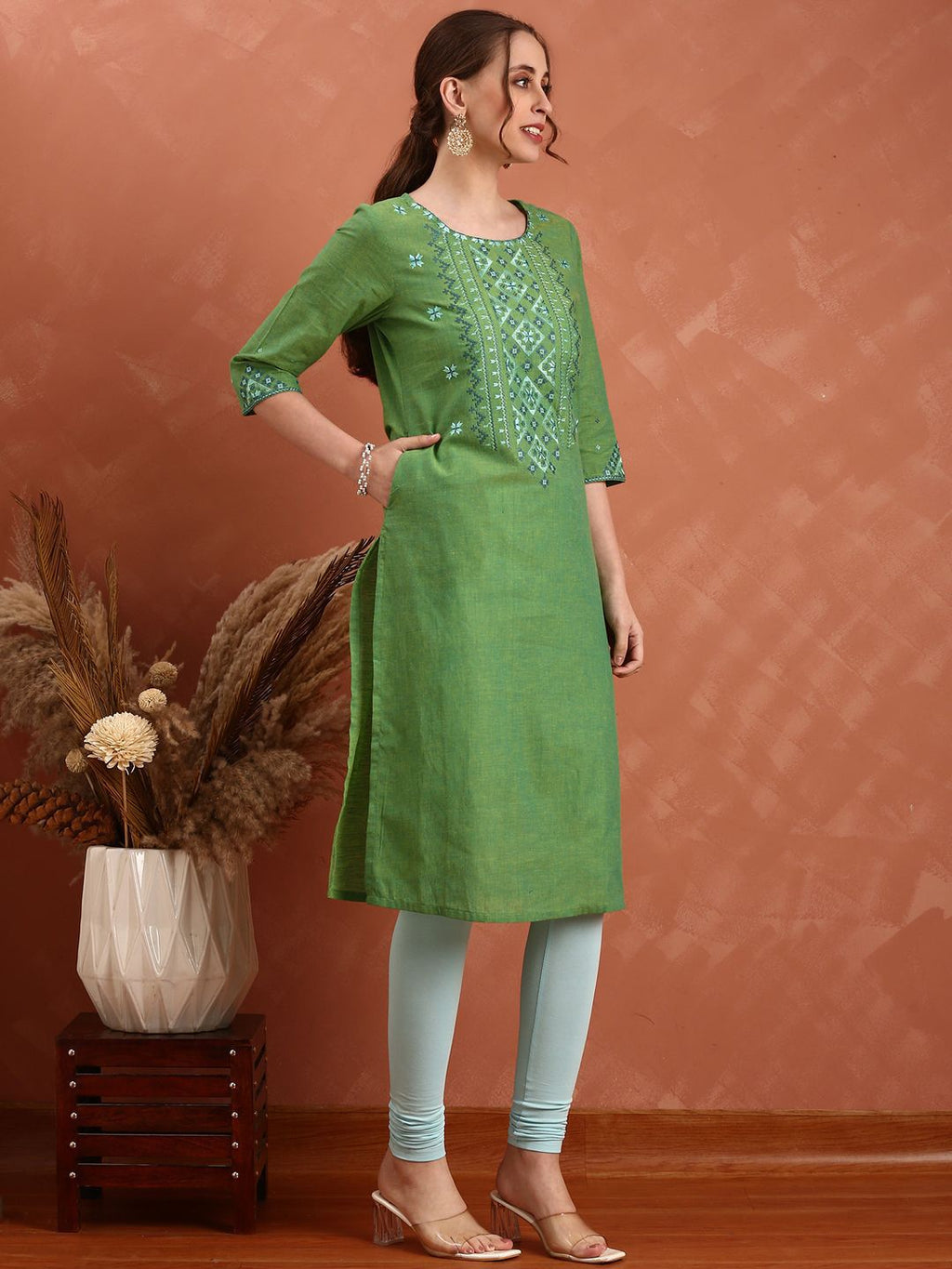 Women Ethnic Motifs Yoke Design Thread Work Pure Cotton Straight Kurta