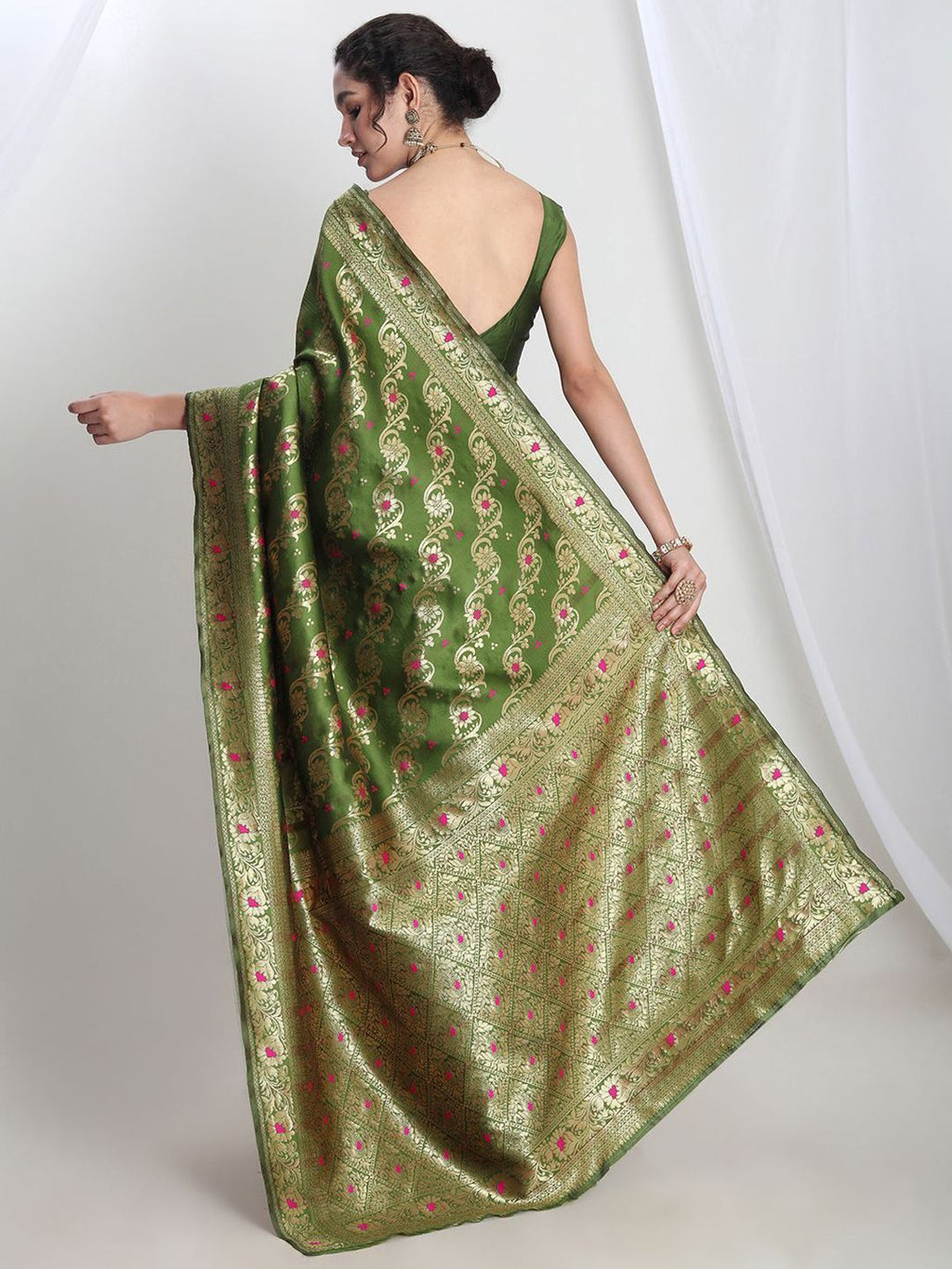 Dhimhi Women's Women Green Silk Blend Floral Woven Design Jacquard Saree