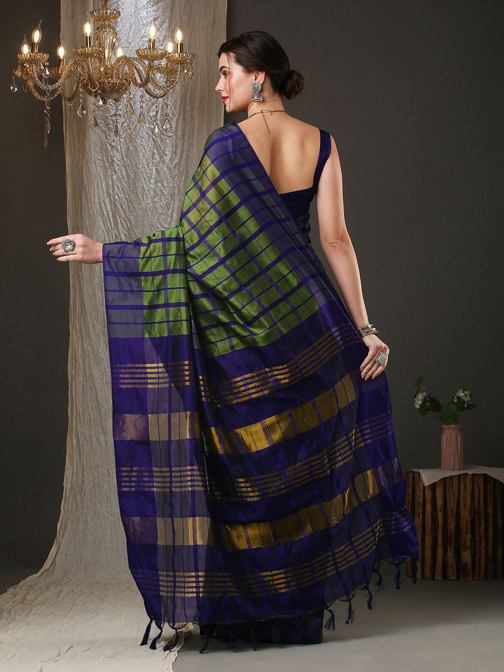 Dhimhi Women's Checked Saree with Blouse Piece