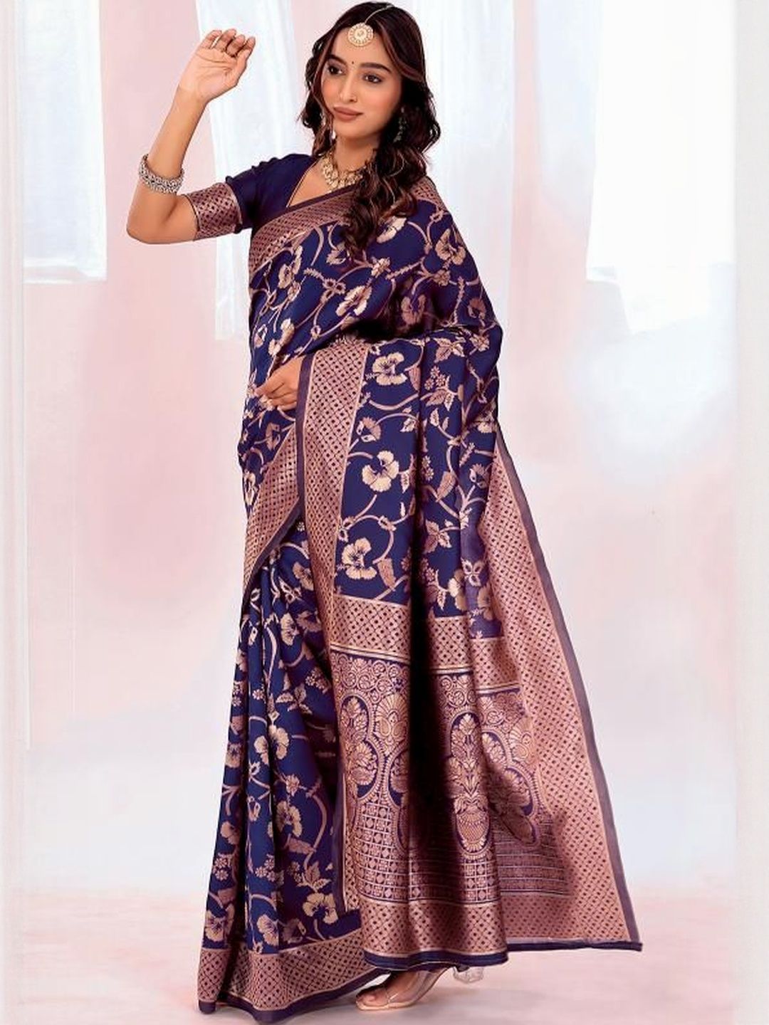 Dhimhi Women's Women Navy Blue Sarees