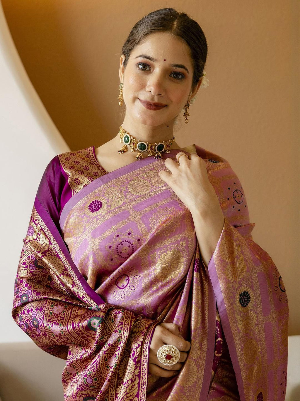 Dhimhi Women's Pink Silk Blend Woven Design Sarees