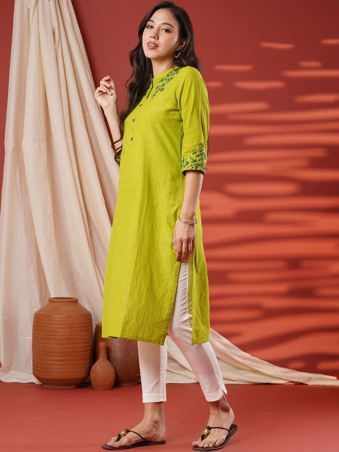 Women Embroidered Thread Work Kurta
