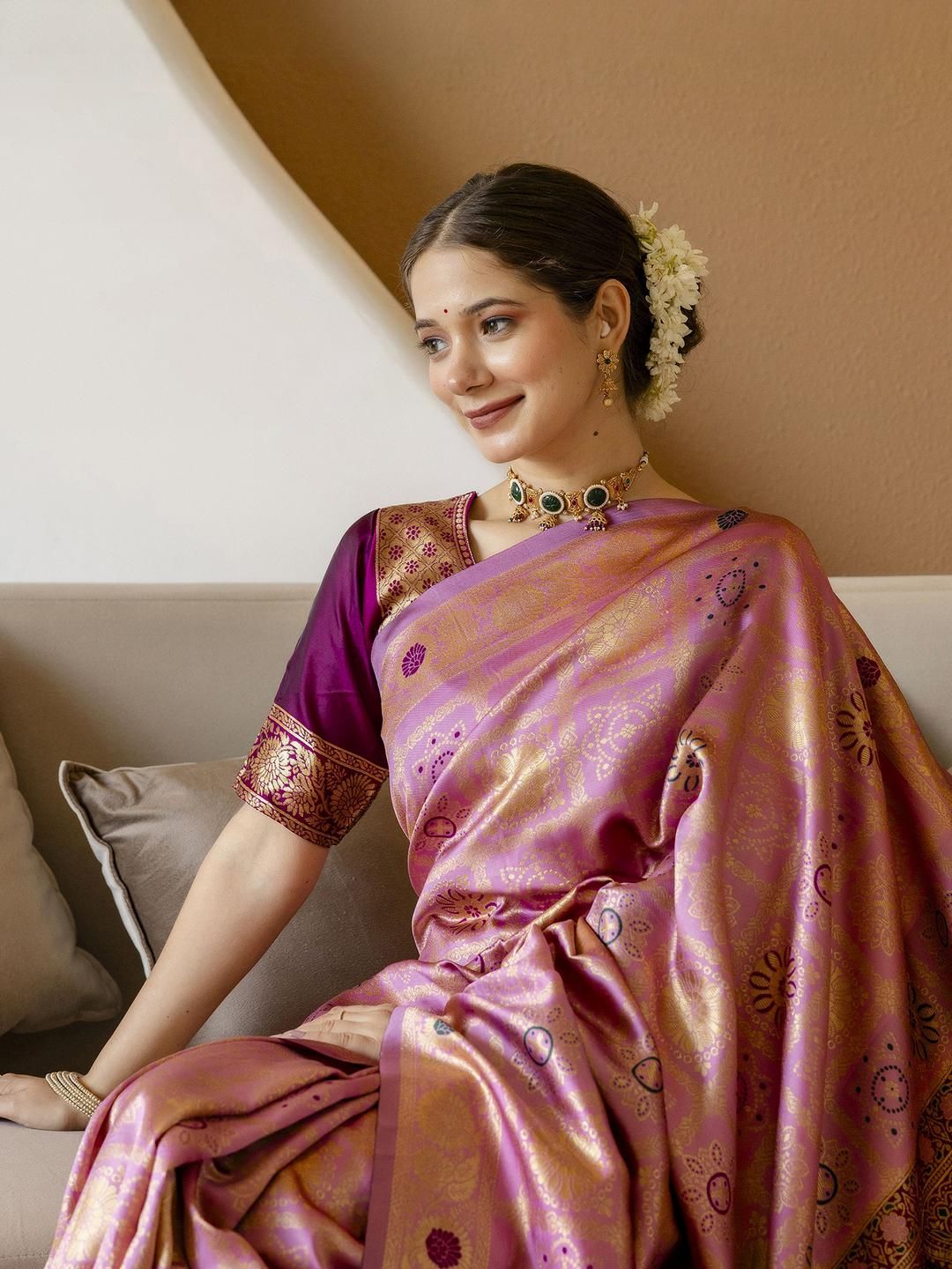 Dhimhi Women's Pink Silk Blend Woven Design Sarees