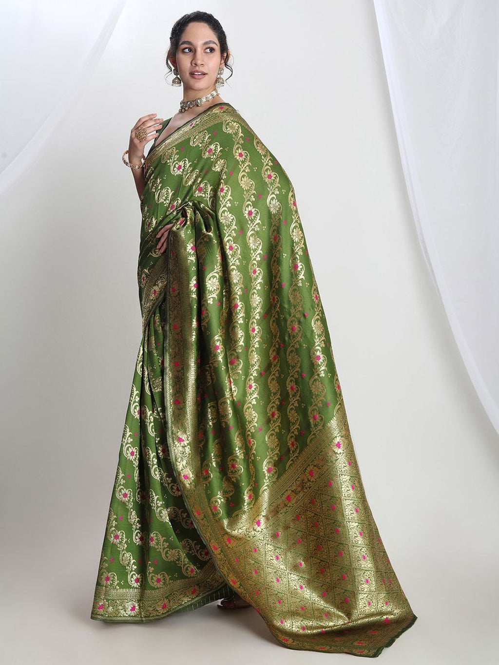 Dhimhi Women's Women Green Silk Blend Floral Woven Design Jacquard Saree