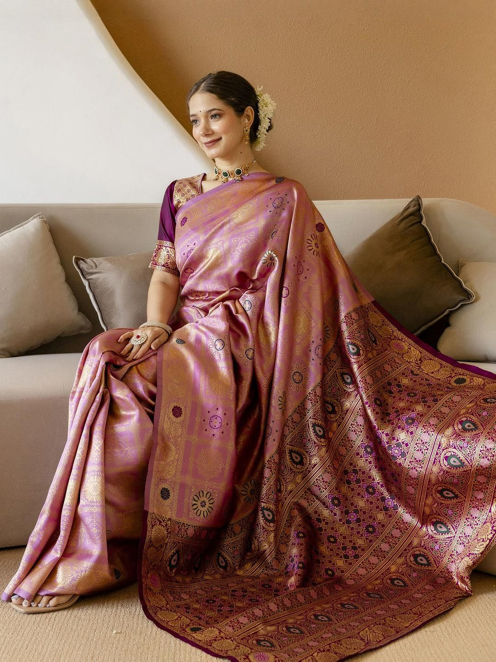 Dhimhi Women's Pink Silk Blend Woven Design Sarees