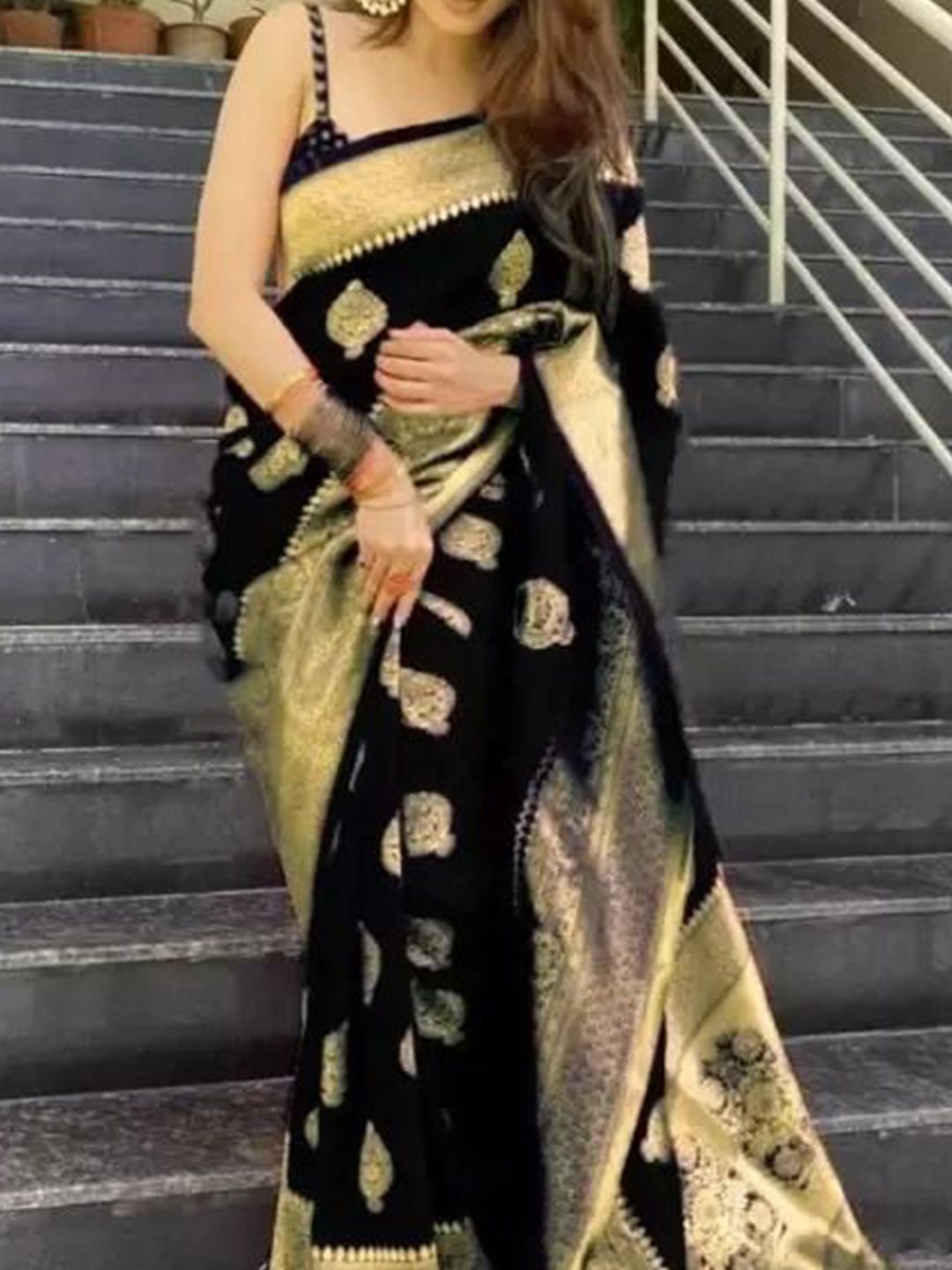 Dhimhi Women's Woven Design Kanjeevaram Saree