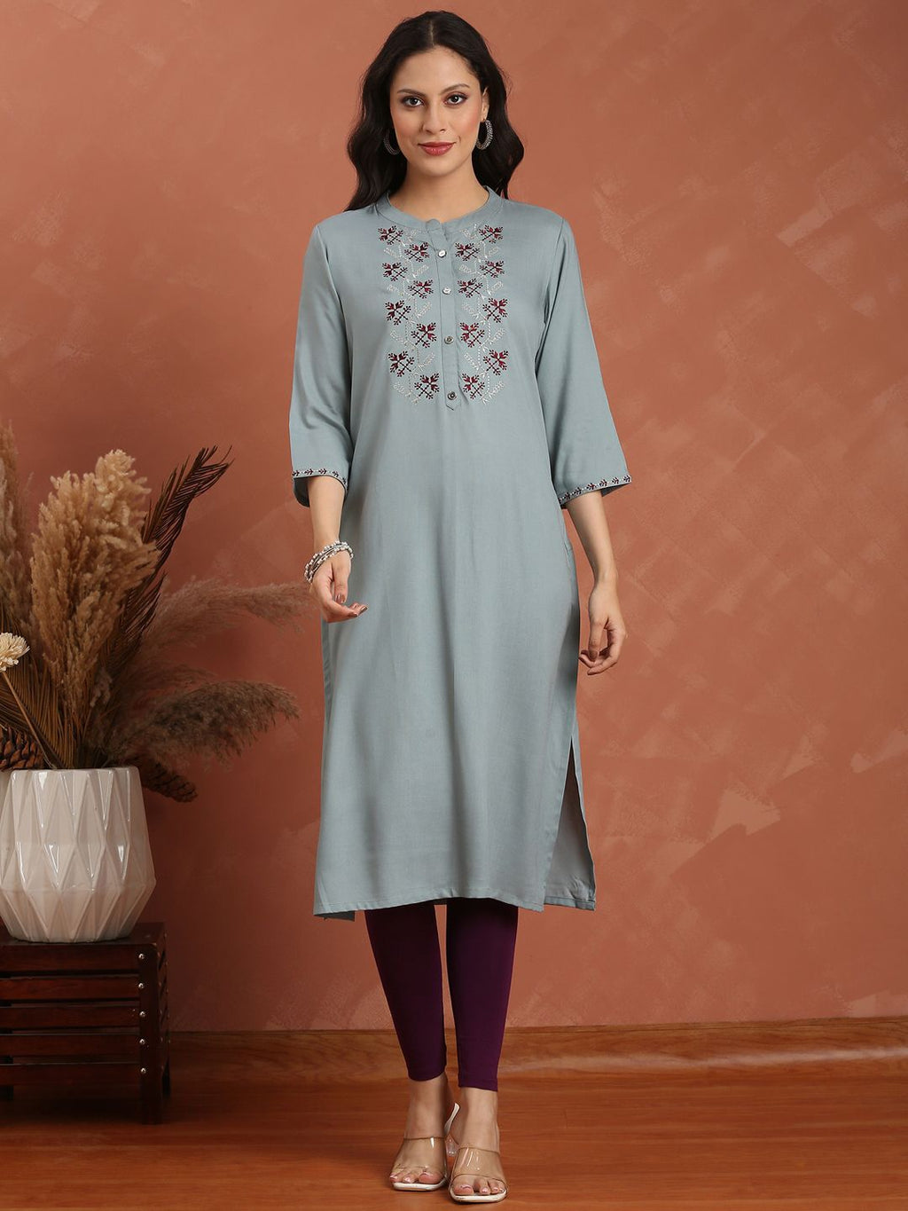 Women Floral Embroidered Straight Kurta