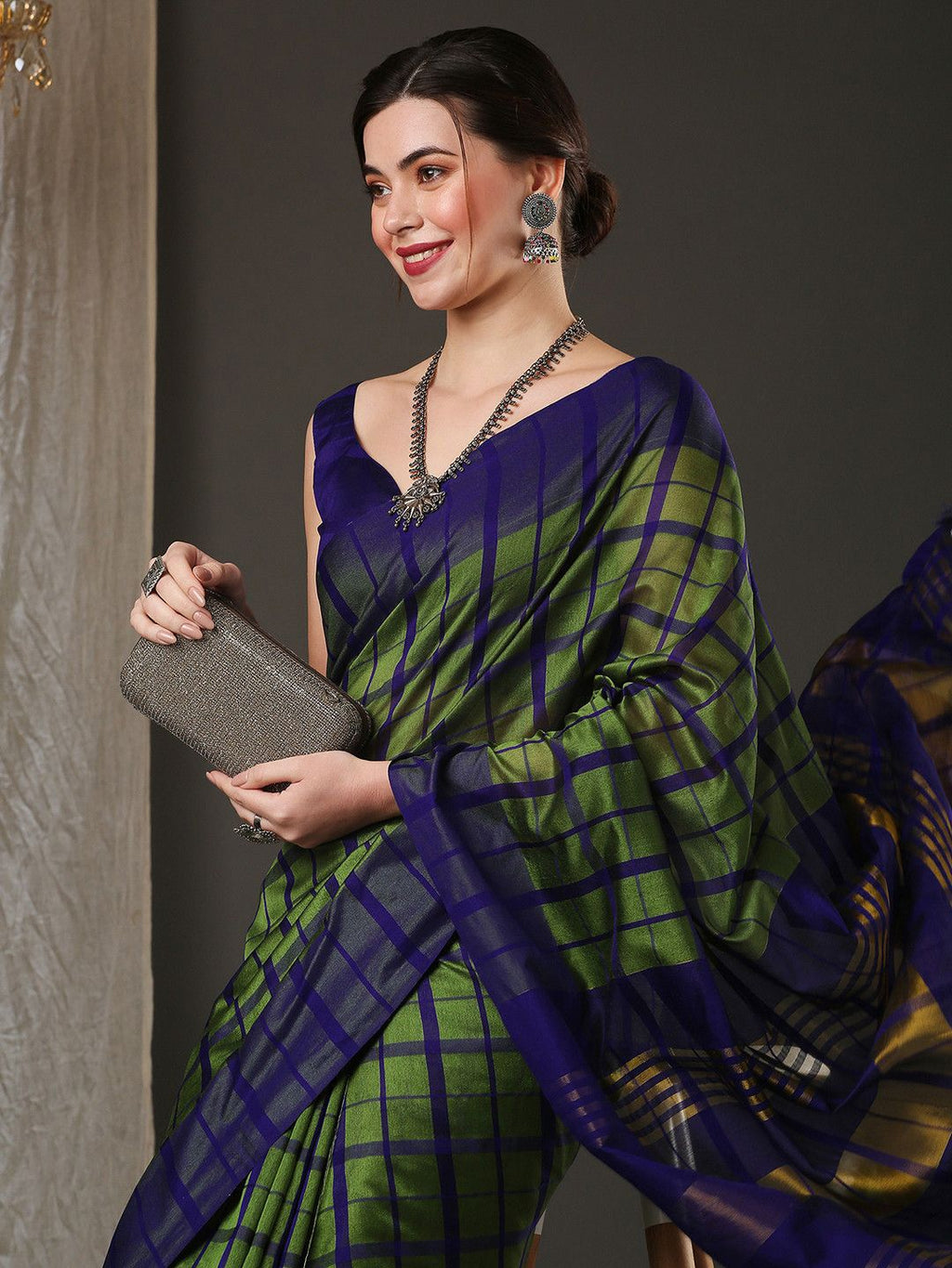 Dhimhi Women's Checked Saree with Blouse Piece