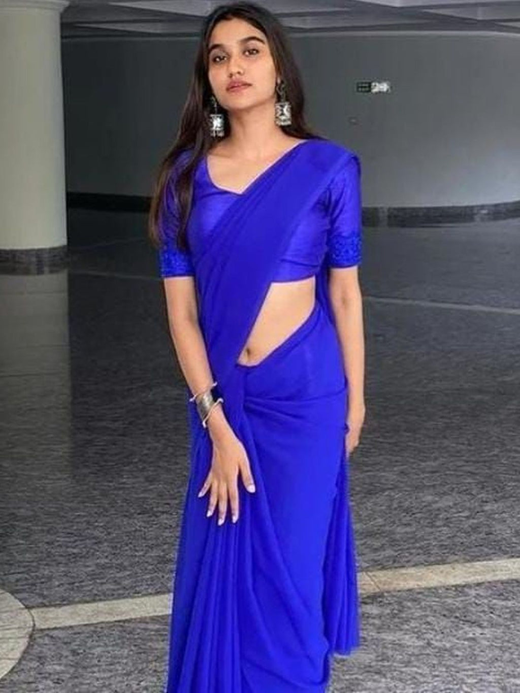 Dhimhi Women's Blue Poly Georgette Solid Sarees