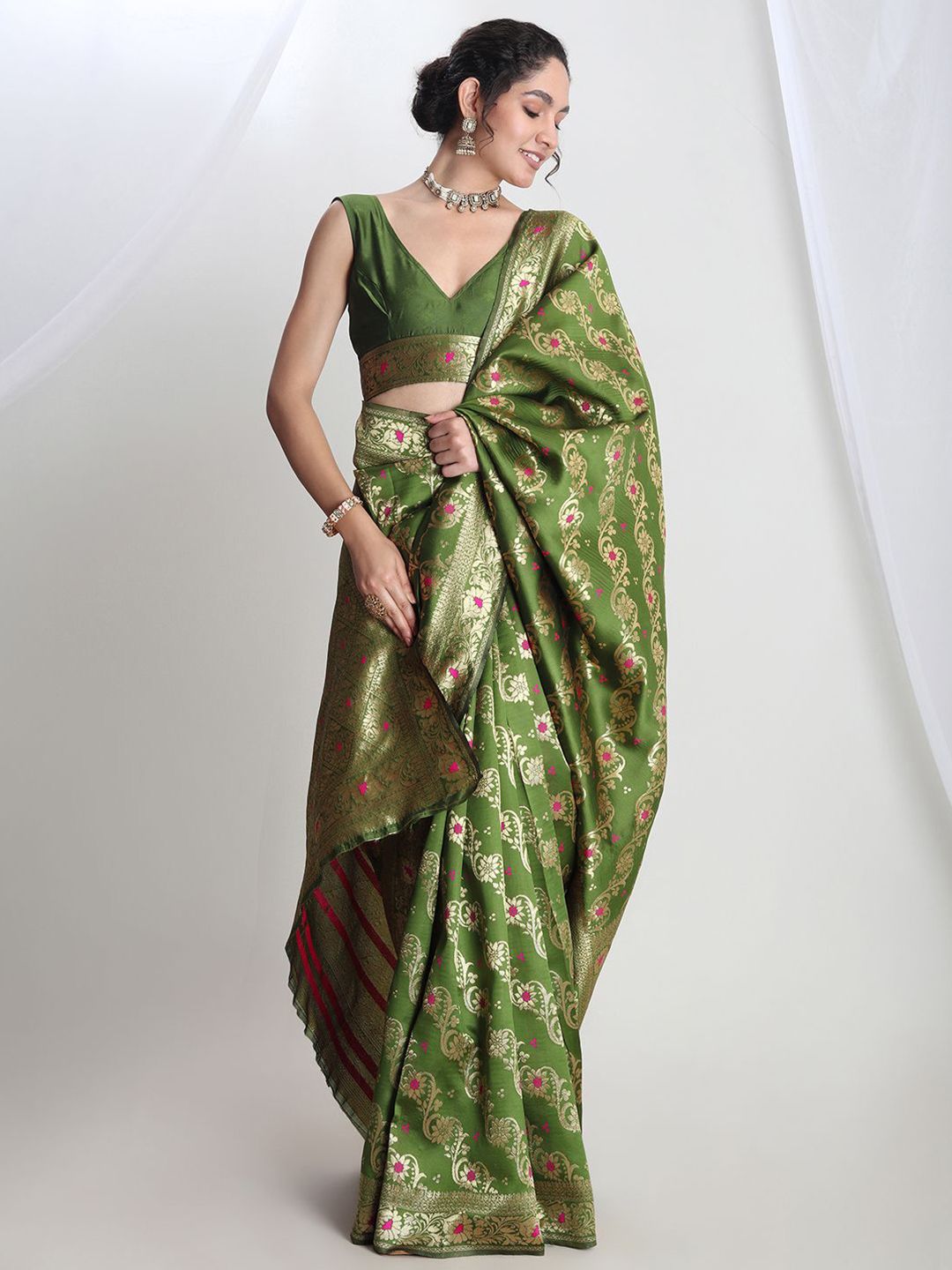 Dhimhi Women's Women Green Silk Blend Floral Woven Design Jacquard Saree